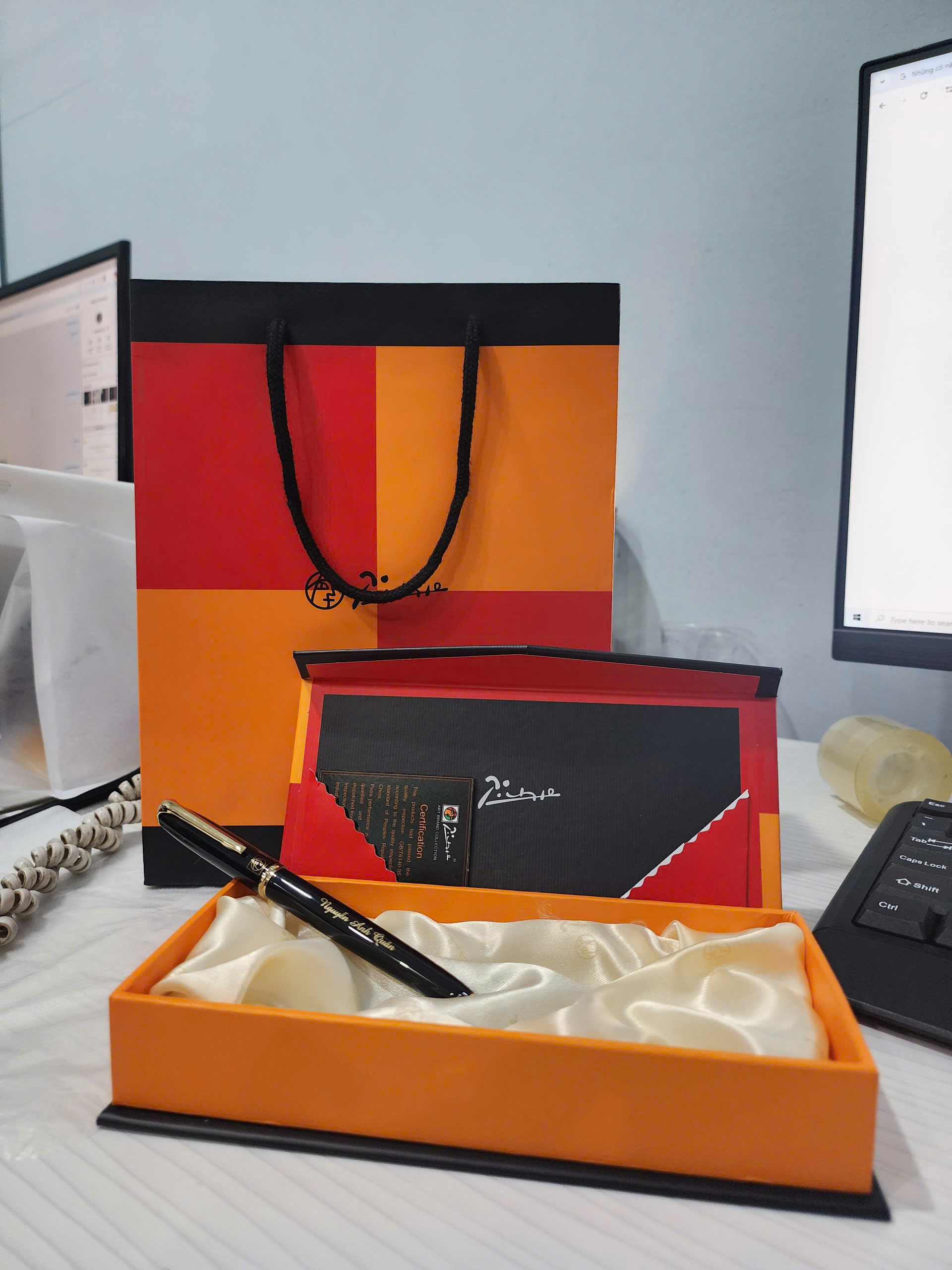 Hình ảnh bút ký sang trọng, đại diện cho lòng tri ân