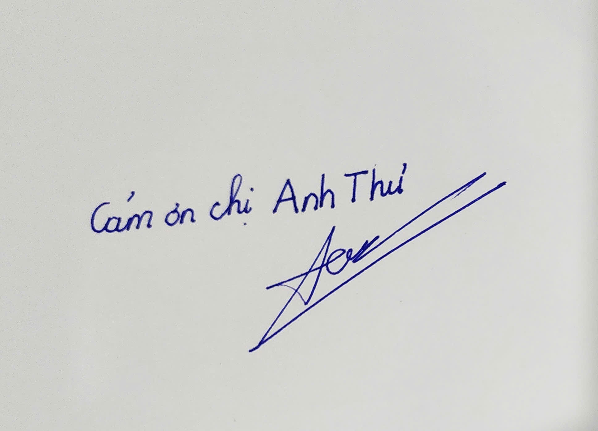 Chi tiết hộp quà kỷ niệm cao cấp với thiết kế tinh xảo